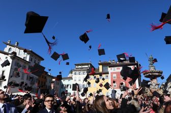 Universita di Trento, Cerimonia di Laurea, nella foto i tocchi in aria