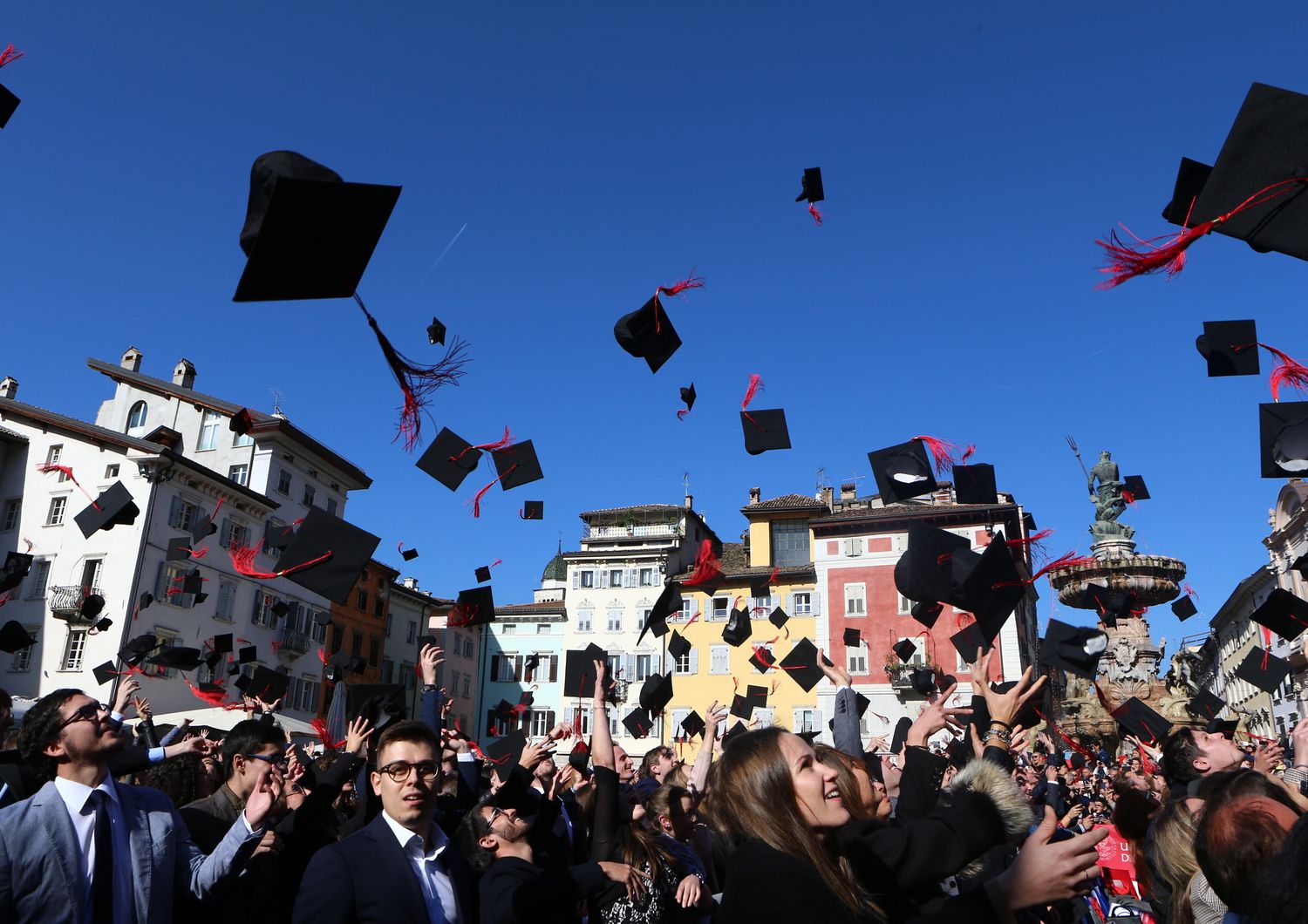 Universita di Trento, Cerimonia di Laurea, nella foto i tocchi in aria