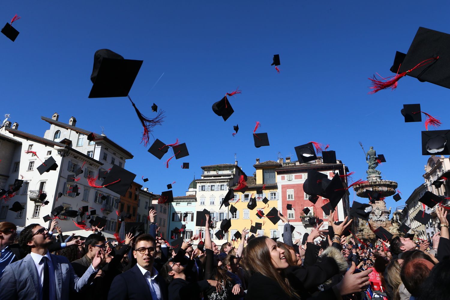 Universita di Trento, Cerimonia di Laurea, nella foto i tocchi in aria