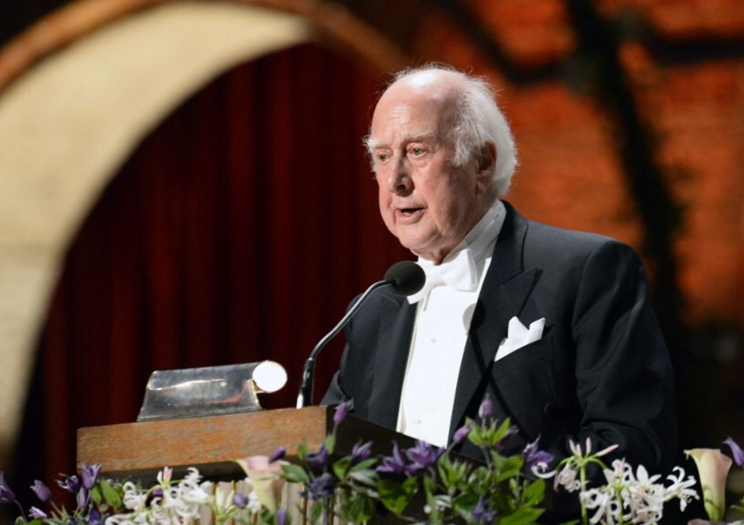 Peter Higgs alla cerimonia di conferimento del Premio Nobel