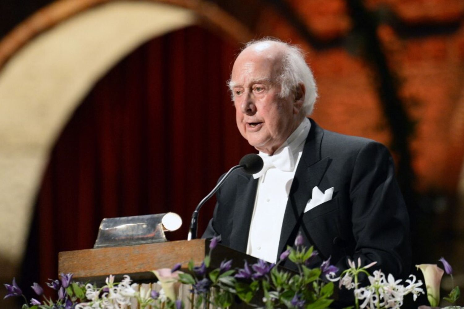 Peter Higgs alla cerimonia di conferimento del Premio Nobel