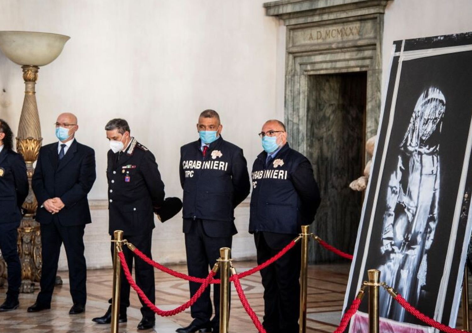 Carabinieri del Nucleo Tutela patrimonio Culturale riconsegnano alla Francia la porta del Bataclan con l'opera di Banksy