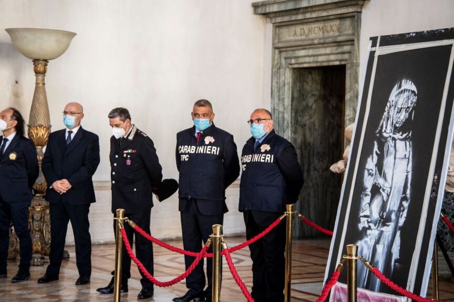 Carabinieri del Nucleo Tutela patrimonio Culturale riconsegnano alla Francia la porta del Bataclan con l'opera di Banksy