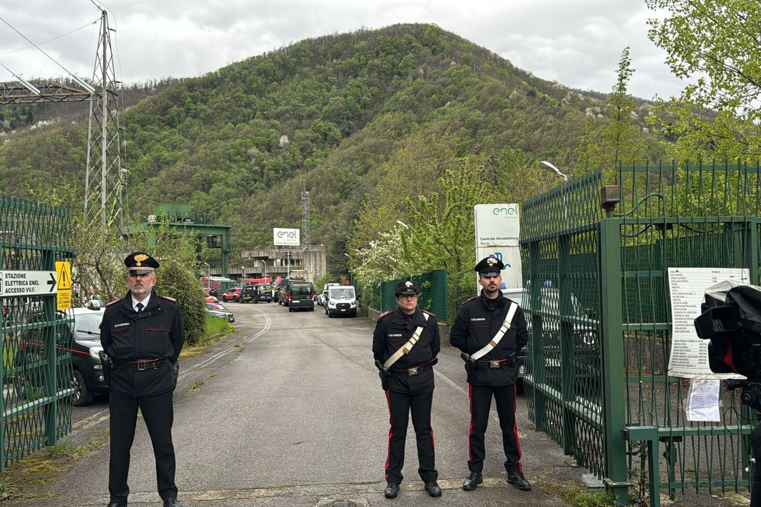 Forze dell'ordine davanti alla centrale di Suviana