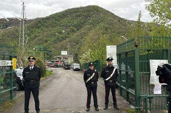 Forze dell'ordine davanti alla centrale di Suviana