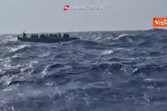 Guardia costiera salva 37 migranti a sud-est di Lampedusa, le immagini