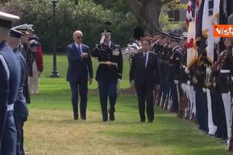 Biden accoglie il Primo Ministro giapponese e la moglie alla Casa Bianca