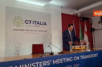 Salvini con il tram Atm Milano Lego dato alle delegazioni: "Ci metto 6 mesi a montarlo"