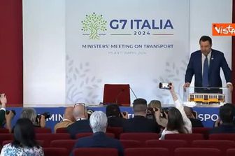 Salvini e il modellino tram Milano di Lego regalato ai ministri G7: Girarlo a sinistra? Difficile