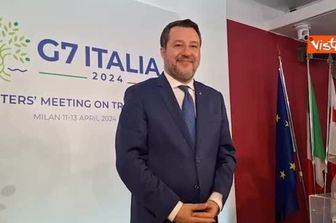 Salvini ai fotografi: "Fate una bella foto che mia mamma non ne ha"