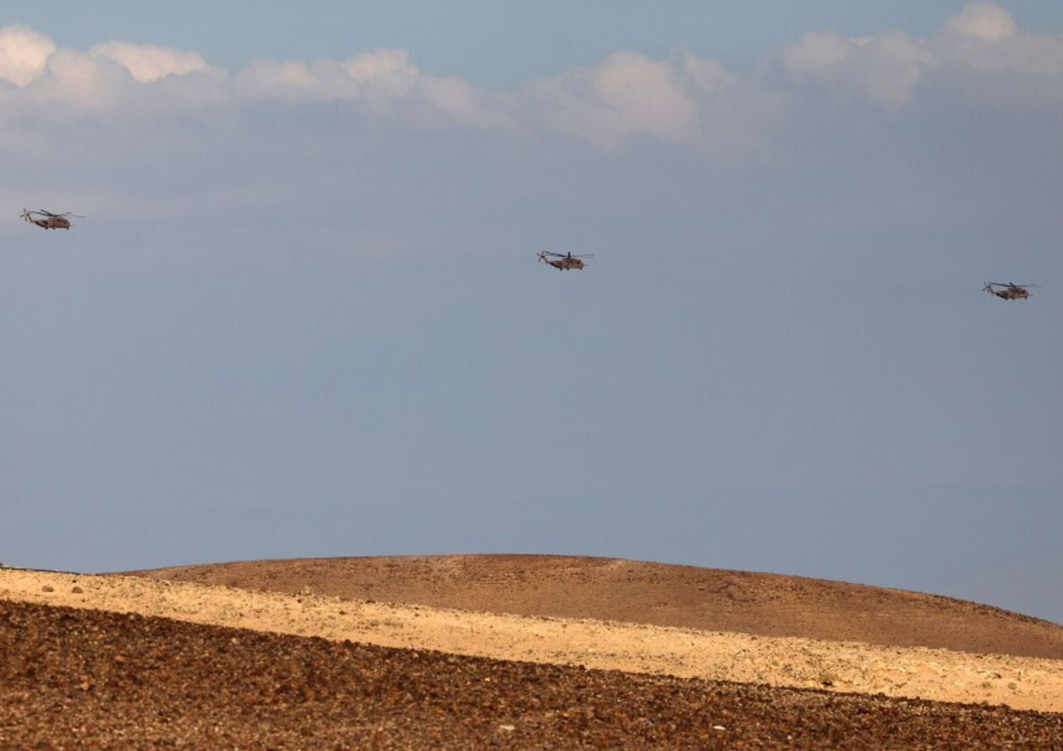 Elicotteri da trasporto militare dell'aeronautica israeliana sorvolano il deserto del Negev meridionale il 14 aprile 2024