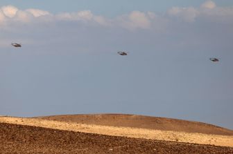 Elicotteri da trasporto militare dell'aeronautica israeliana sorvolano il deserto del Negev meridionale il 14 aprile 2024