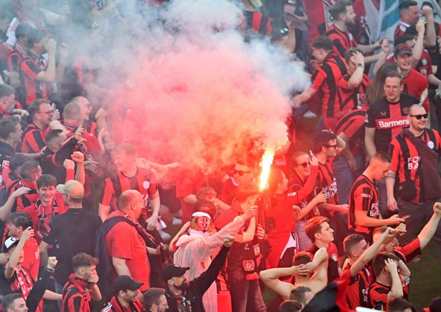 I tifosi del Leverkusen festeggiano lo scudetto dopo il 5-0 sul Werder Brema