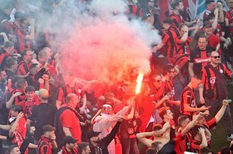 I tifosi del Leverkusen festeggiano lo scudetto dopo il 5-0 sul Werder Brema