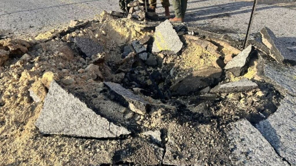 Un tratto di strada danneggiato dall'attacco iraniano nella zona di Hermon