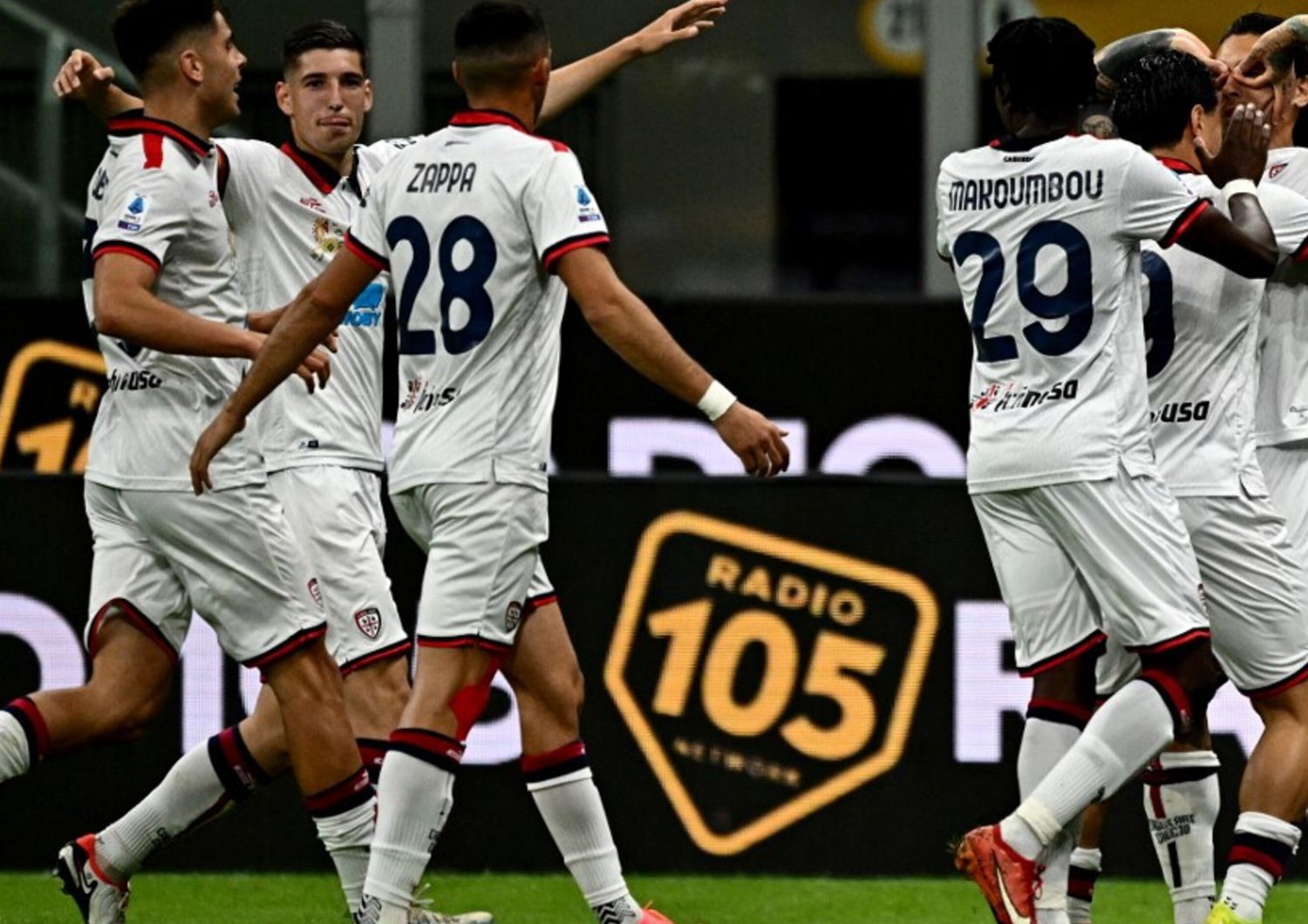 L'esultanza dei giocatori del Cagliari al gol del 2-2 firmato da Viola