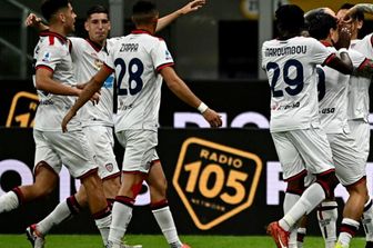 L'esultanza dei giocatori del Cagliari al gol del 2-2 firmato da Viola