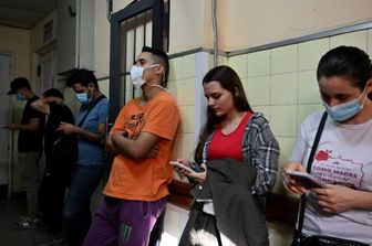 Argentini in fila per i test epidemiologici
