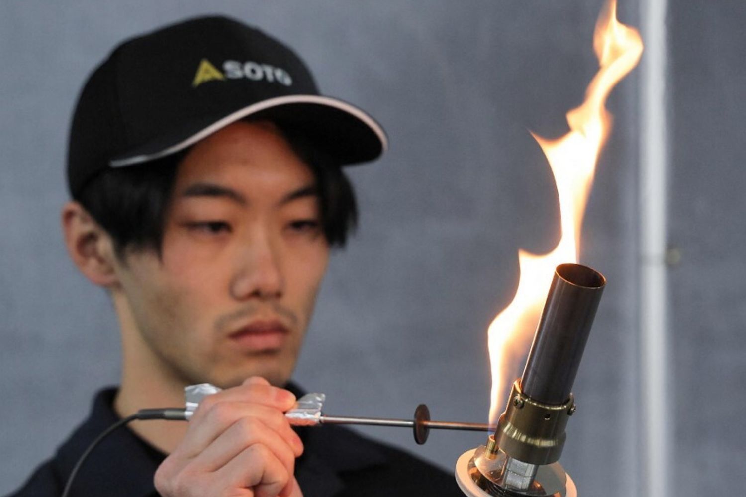 Controlli alla torcia olimpica nell'azienda vengono prodotte le parti di combustione