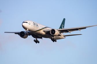 Un Boeing 777-200 della Pakistan International Airlines (Pia) in fase di atterraggio