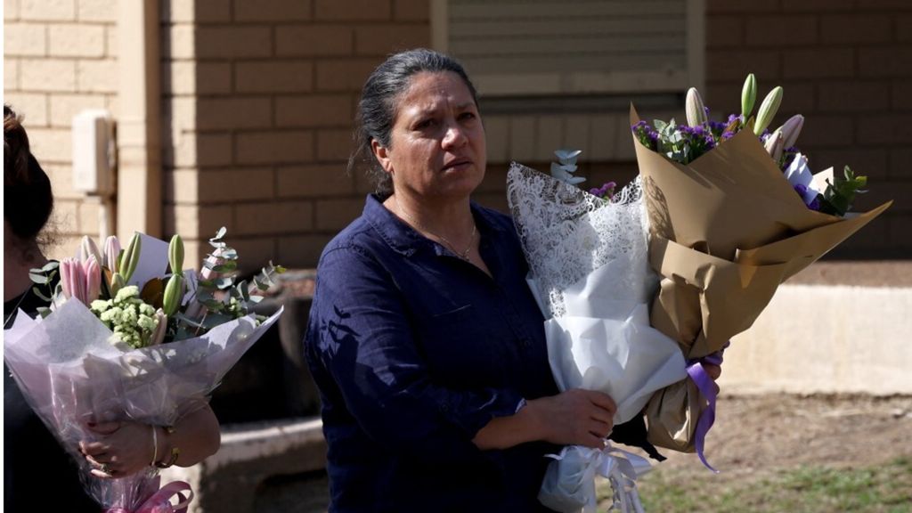 Una donna porta i fiori alla chiesa assira di Sidney dopo l'attentato