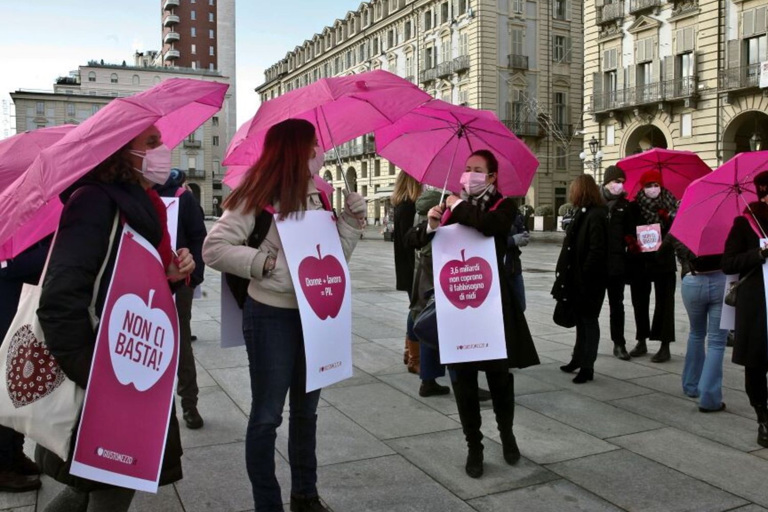 23.01.2021 Torino, piazza Castello. Flashmob del Movimento Il Giusto Mezzo, per la parità di genere nel Next Generation Eu e per la metà delle risorse del Recovery Fund a favore dell'occupazione femminile