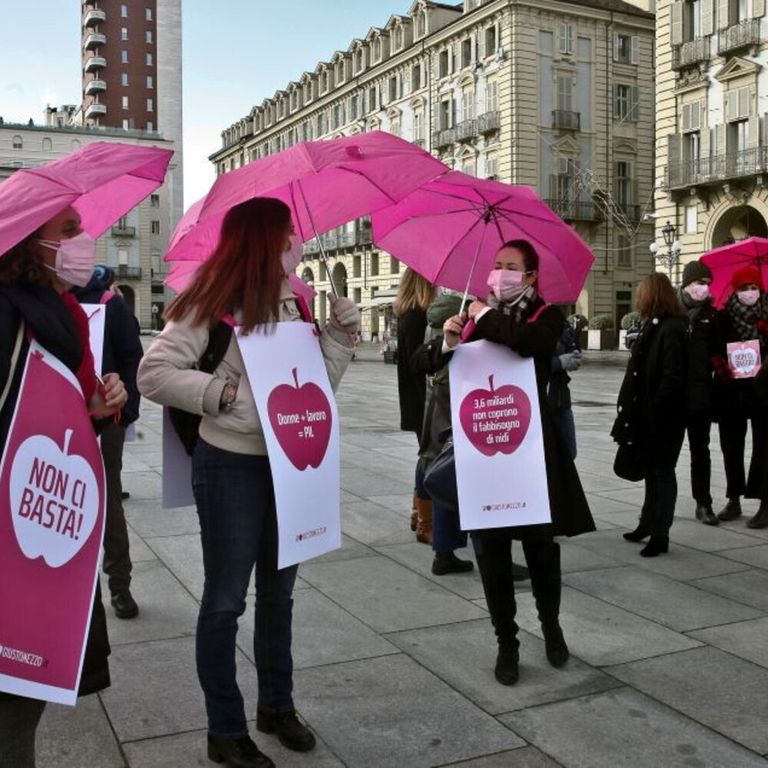 23.01.2021 Torino, piazza Castello. Flashmob del Movimento Il Giusto Mezzo, per la parità di genere nel Next Generation Eu e per la metà delle risorse del Recovery Fund a favore dell'occupazione femminile