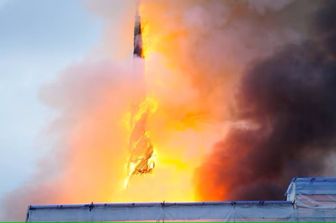 In fiamme la storica Borsa di Copenaghen, crolla la guglia di 54 metri [VIDEO]