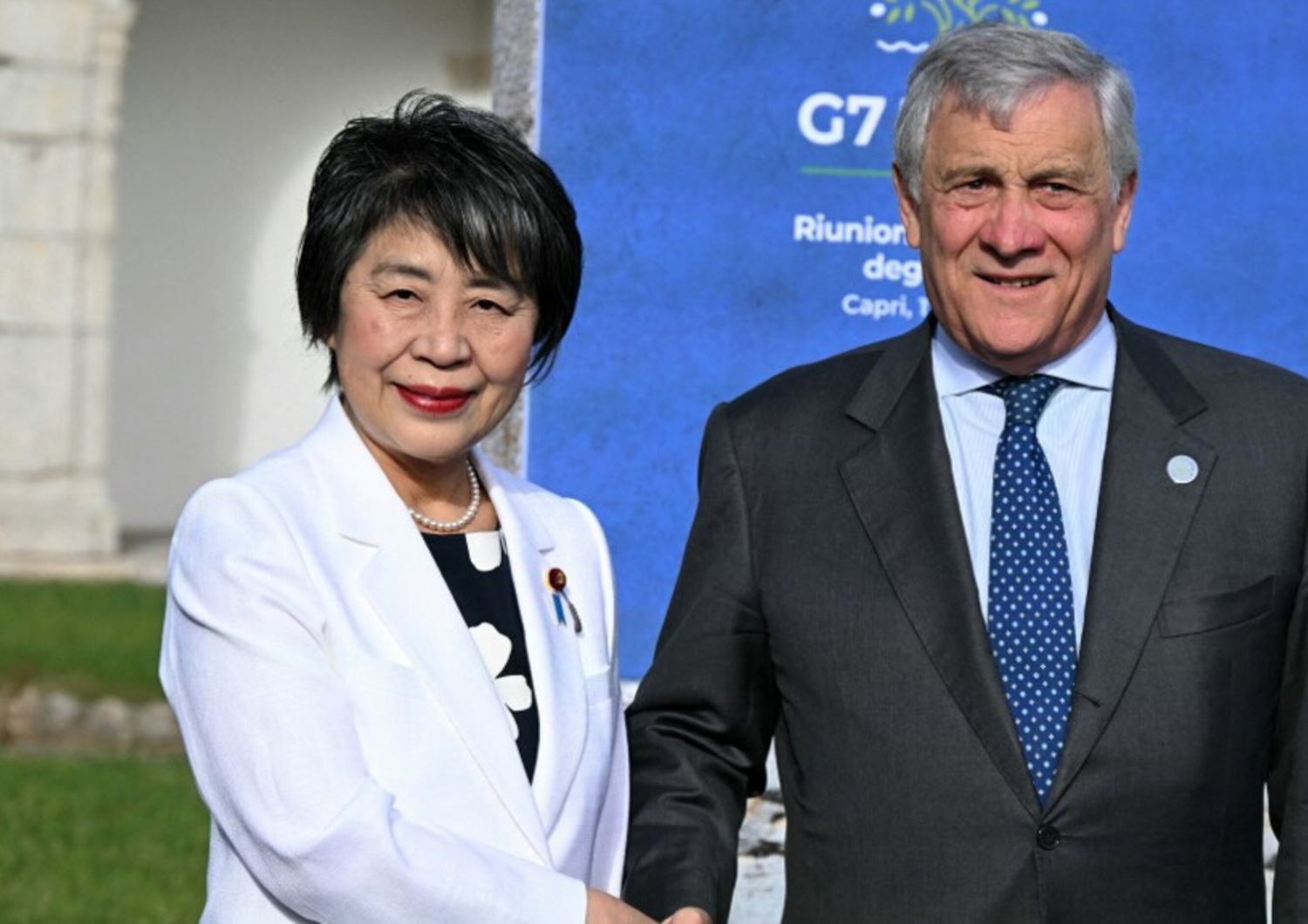Il Ministro degli Affari Esteri giapponese Yoko Kamikawa accolta dal Ministro degli Affari Esteri italiano Antonio Tajani al suo arrivo per la riunione del G7 presso la Certosa di San Giacomo, sull'isola di Capri