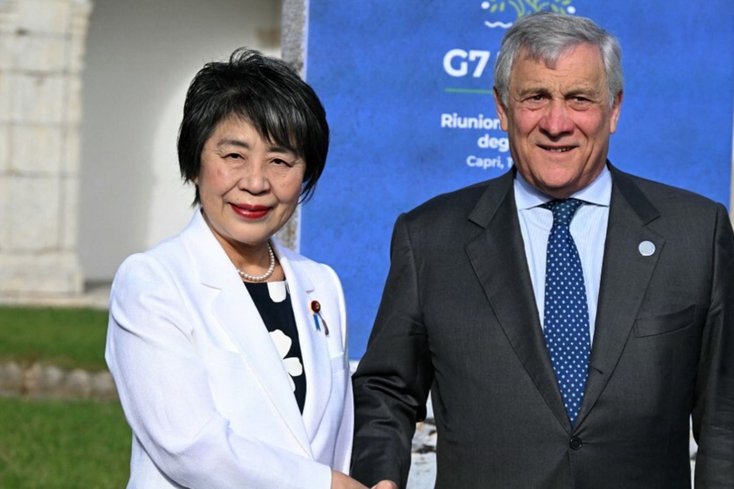 Il Ministro degli Affari Esteri giapponese Yoko Kamikawa accolta dal Ministro degli Affari Esteri italiano Antonio Tajani al suo arrivo per la riunione del G7 presso la Certosa di San Giacomo, sull'isola di Capri