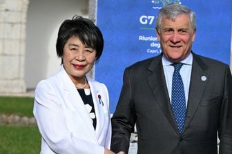 Il Ministro degli Affari Esteri giapponese Yoko Kamikawa accolta dal Ministro degli Affari Esteri italiano Antonio Tajani al suo arrivo per la riunione del G7 presso la Certosa di San Giacomo, sull'isola di Capri