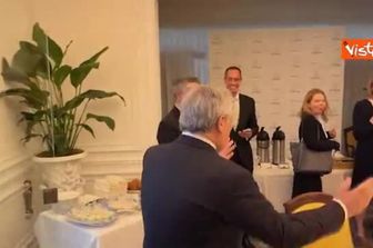 Tajani "protegge" Baerbock dai fotografi mentre finisce la colazione, siparietto al G7
