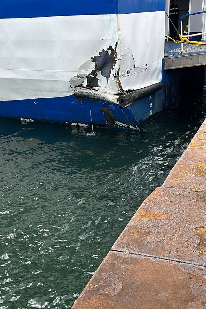 I danni riportati dalla nave veloce Isola di Procida scarrocciata nel porto di Napoli