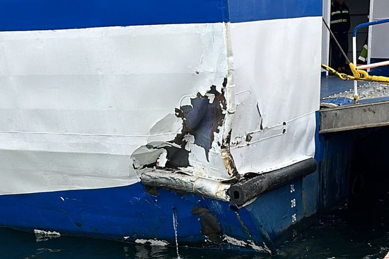 I danni riportati dalla nave veloce Isola di Procida scarrocciata nel porto di Napoli