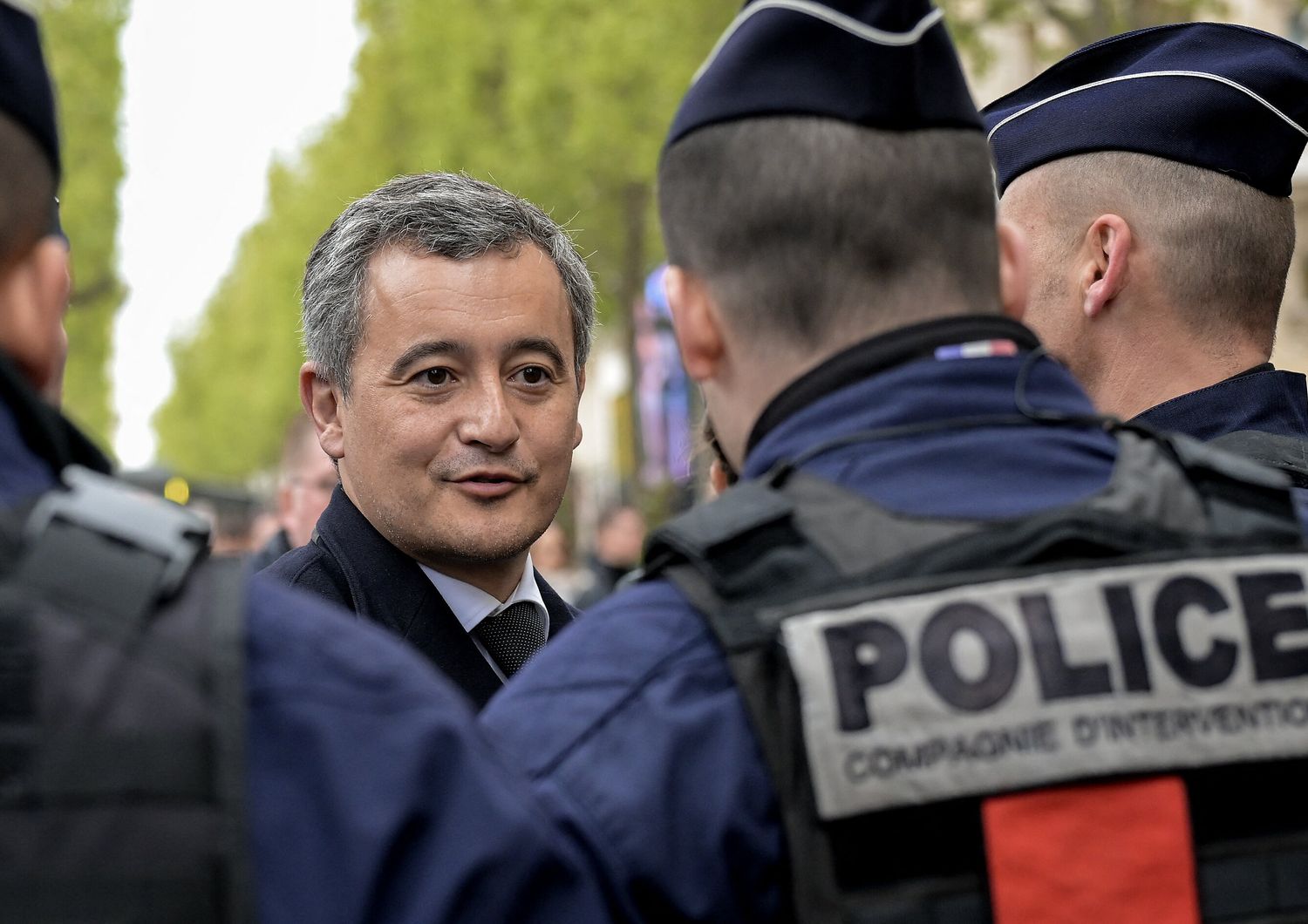 Il ministro francese dell'Interno Darmanin saluta gli agenti di polizia al suo arrivo per partecipare alla cerimonia di omaggio al defunto poliziotto Xavier Jugele, sul viale degli Champs-Elysees a Parigi il 19 aprile 2024