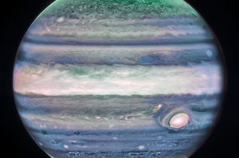 23/10/2023 il James Webb Space Telescope (JWST) della NASA ha utilizzato la NIRCam (Near-Infrared Camera) per catturare straordinarie immagini a infrarossi del più grande pianeta del Sistema Solare, Giove
