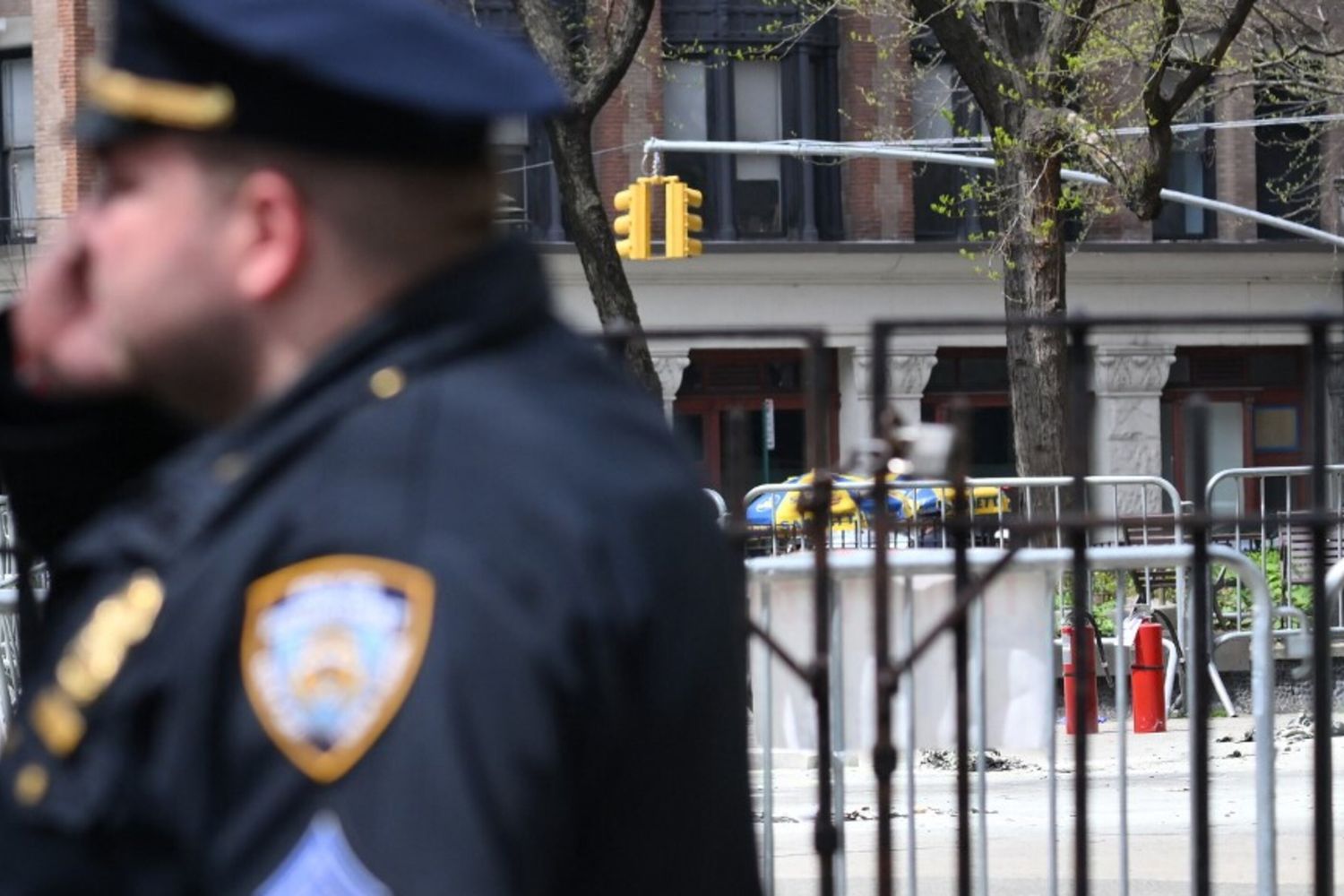 Presidio delle forze dell'Ordine fuori dal tribunale