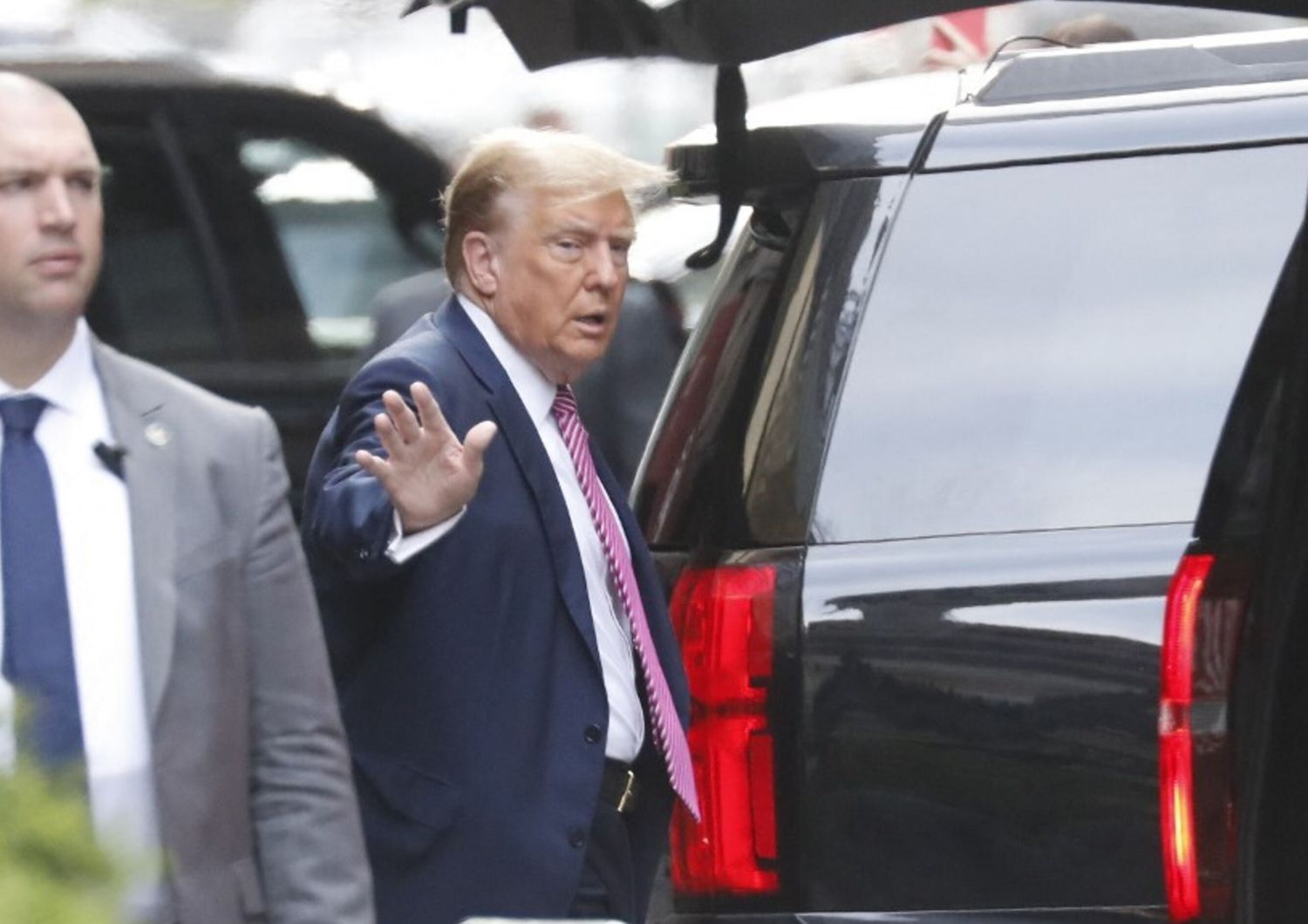 L'ex presidente Donald Trump esce dalla sua residenza di Manhattan al termine della prima settimana di selezione della giuria il 19 aprile 2024 a New York