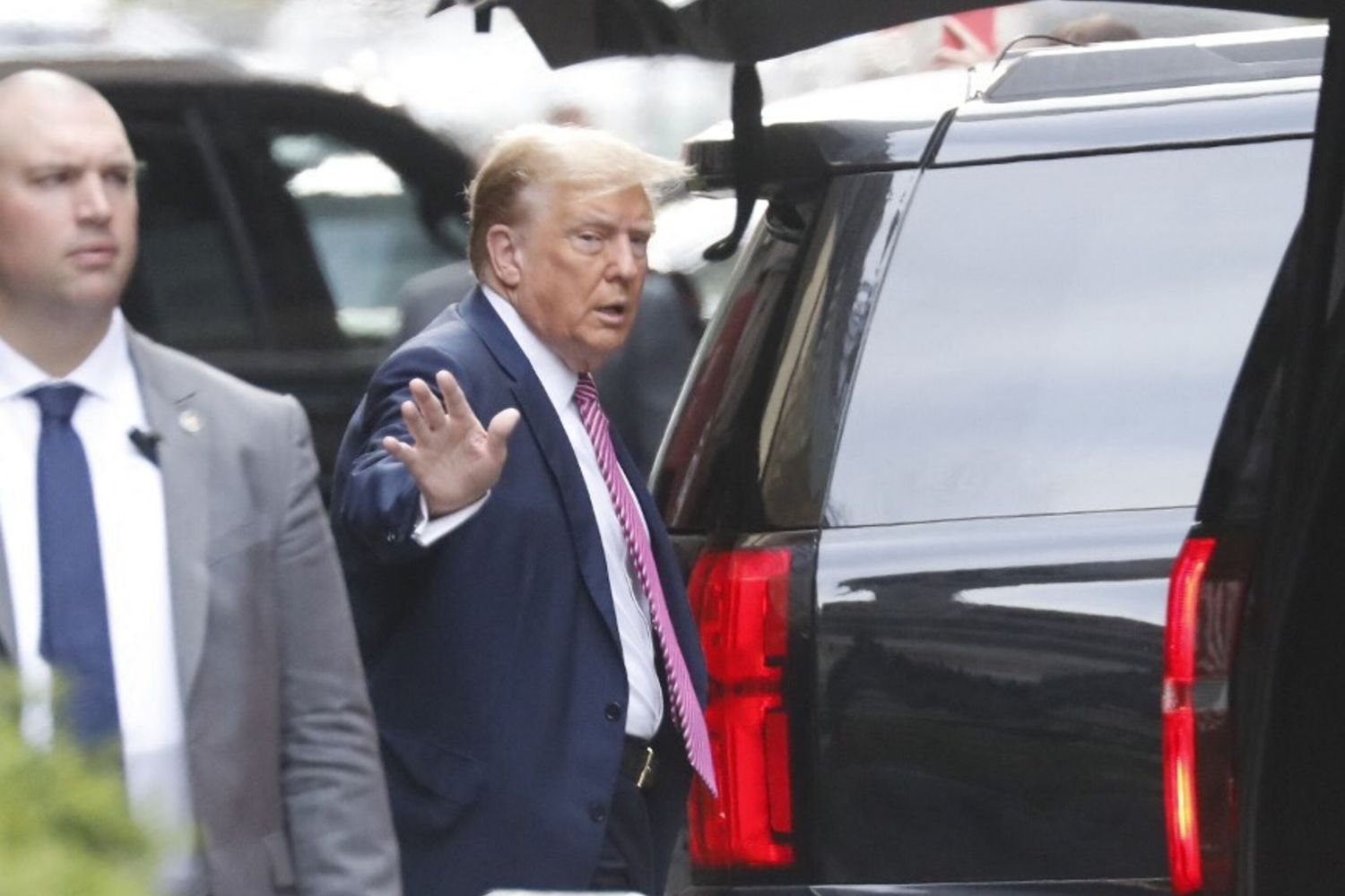 L'ex presidente Donald Trump esce dalla sua residenza di Manhattan al termine della prima settimana di selezione della giuria il 19 aprile 2024 a New York