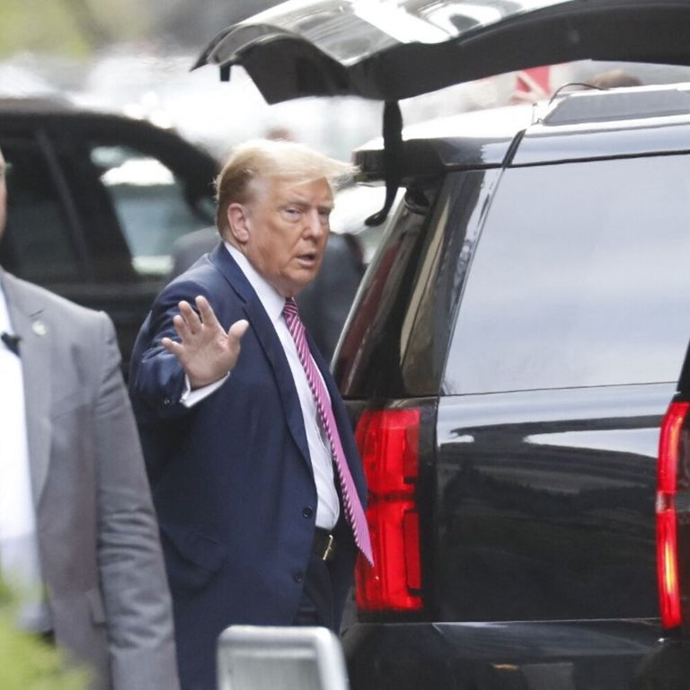 L'ex presidente Donald Trump esce dalla sua residenza di Manhattan al termine della prima settimana di selezione della giuria il 19 aprile 2024 a New York