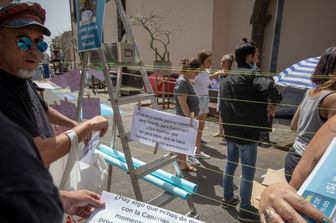 manifestanti di "Canarias se agota"
