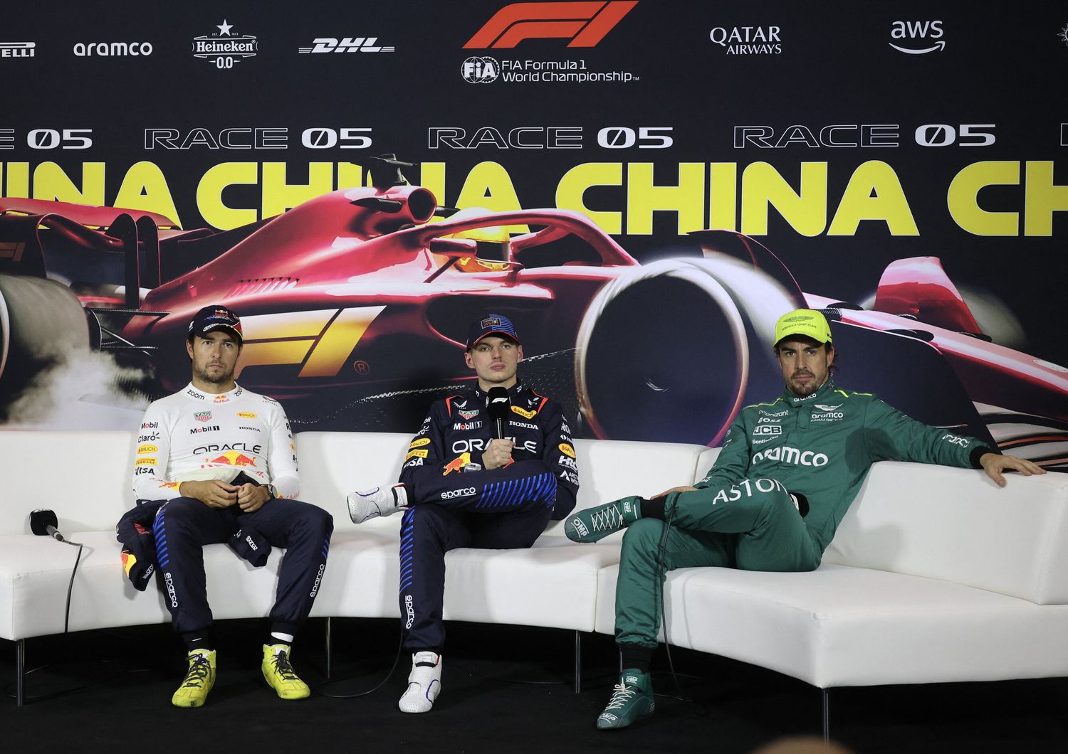 Verstappen tra Perez (a sx) e Alonso (dx) nella conferenza stampa durante il GP di Cina 2024 di Formula 1 allo Shanghai International Circuit