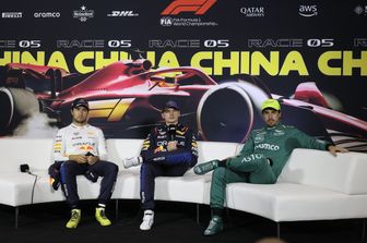 Verstappen tra Perez (a sx) e Alonso (dx) nella conferenza stampa durante il GP di Cina 2024 di Formula 1 allo Shanghai International Circuit