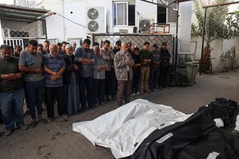 Alcuni palestinesi pregano davanti ai corpi delle persone uccise dai bombardamenti israeliani a Rafah, nel sud della Striscia di Gaza, il 20 aprile 2024