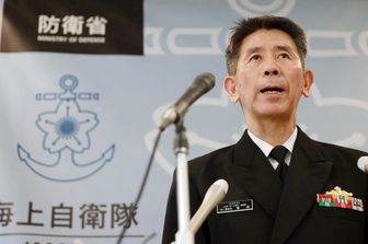 Il capo di stato maggiore della Marina giapponese in conferenza stampa dopo lo schianto tra due elicotteri