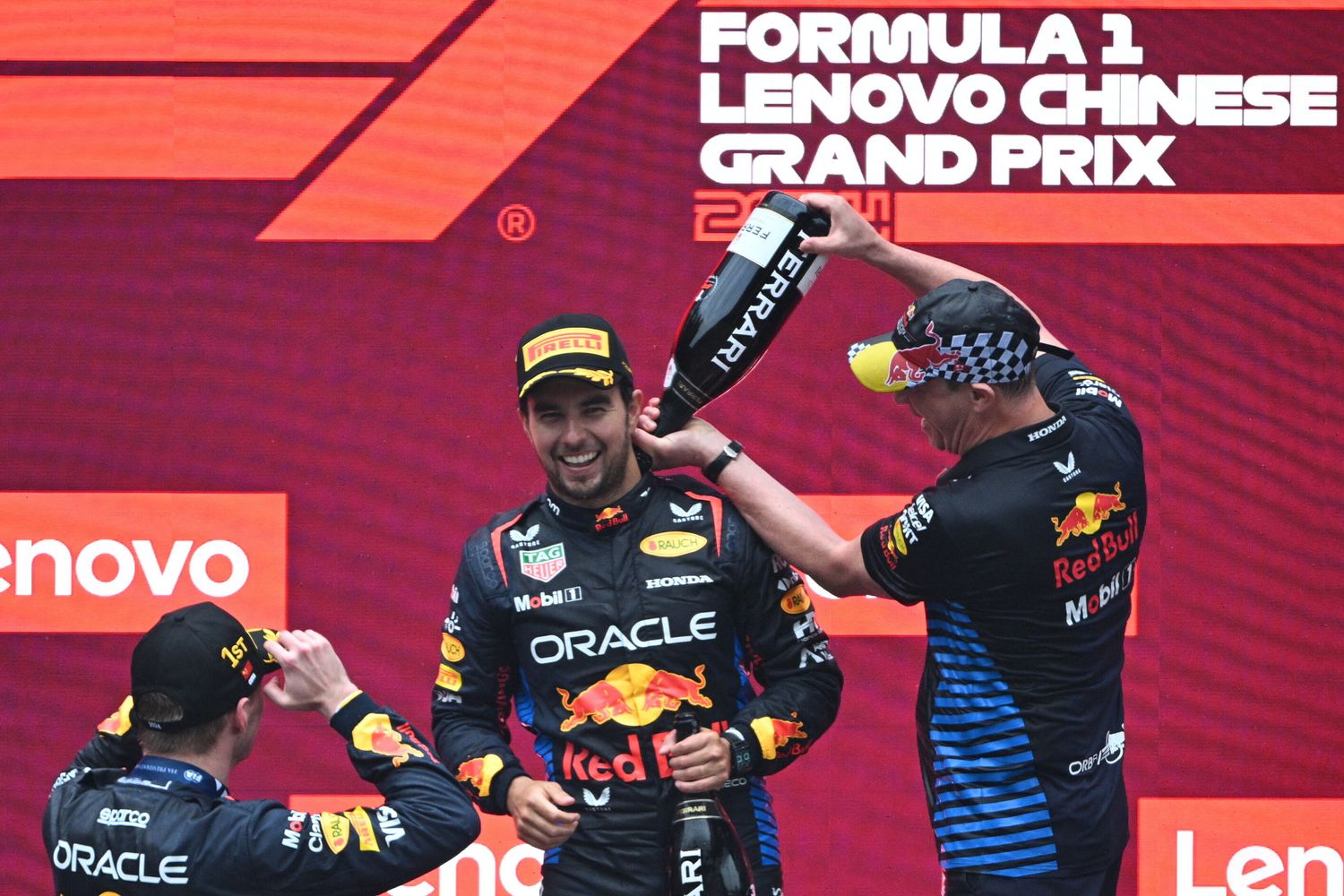 Max Verstappen sul podio dopo il GP di Cina