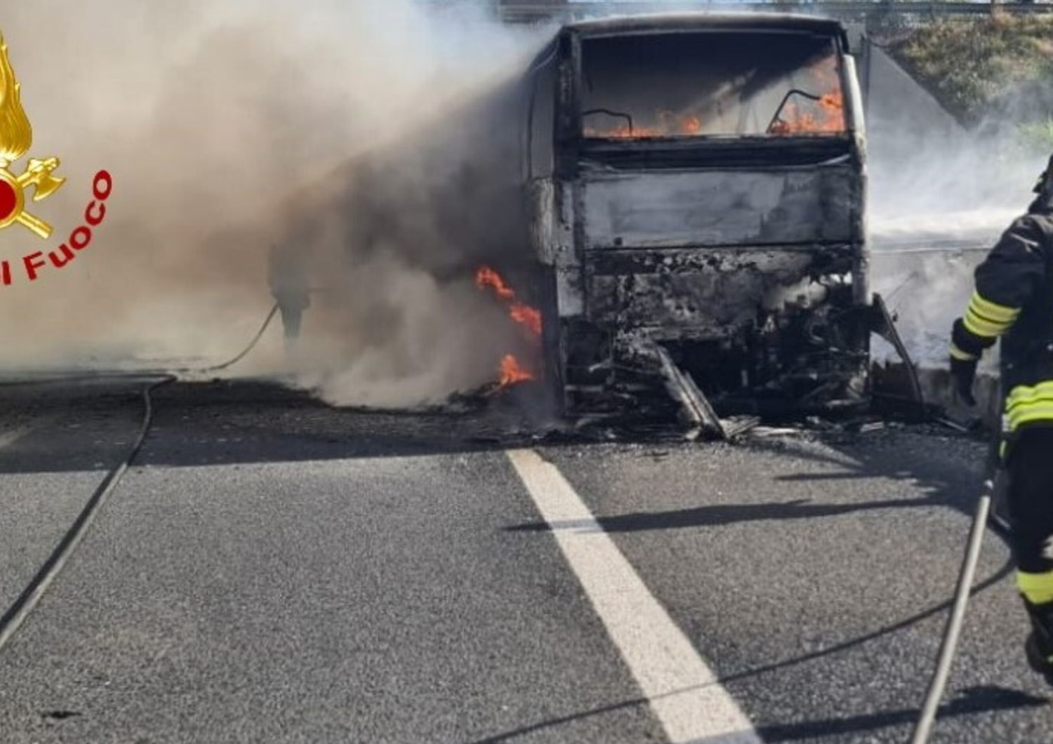 Il bus turistico andato a fuoco