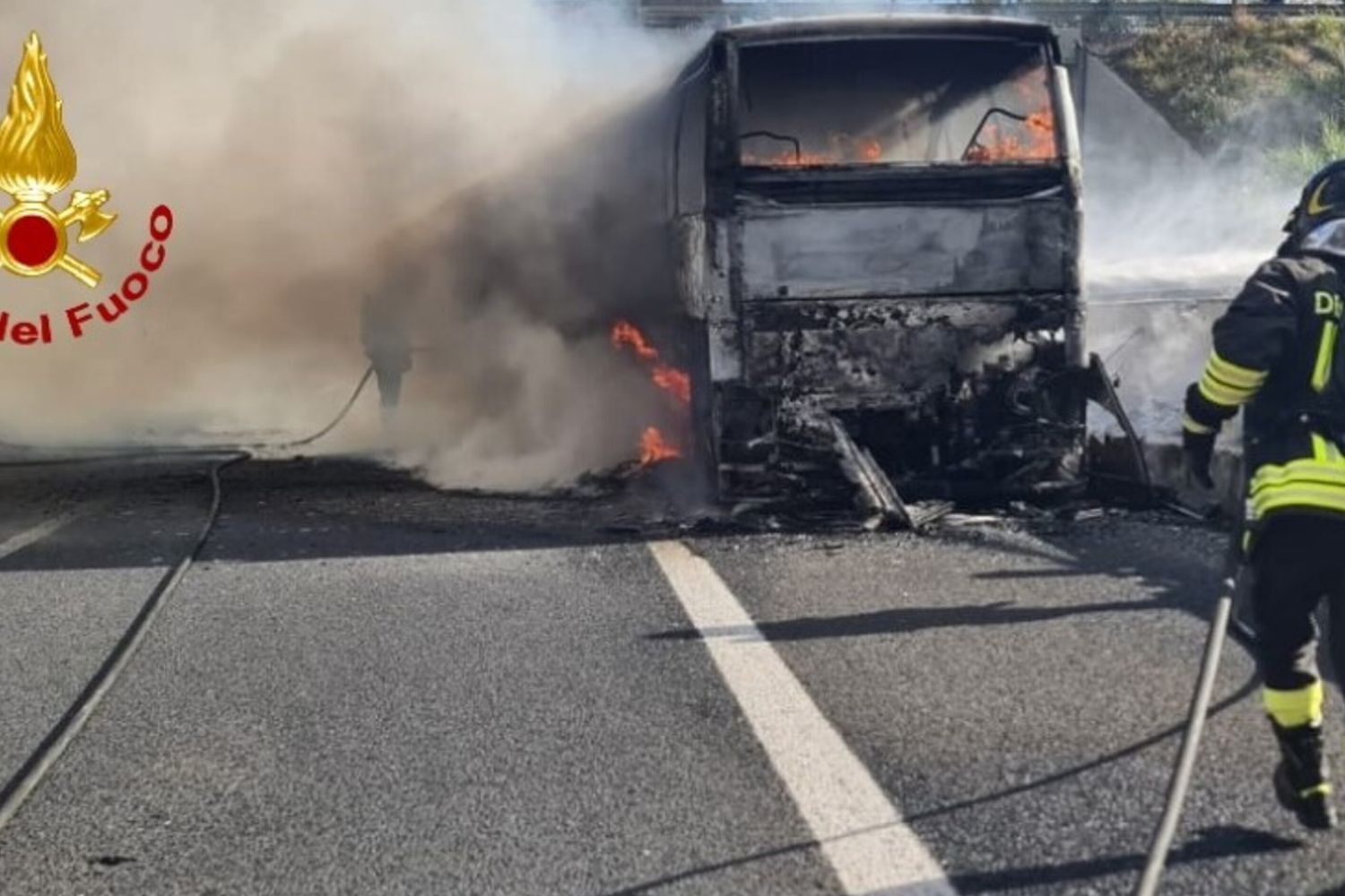 Il bus turistico andato a fuoco