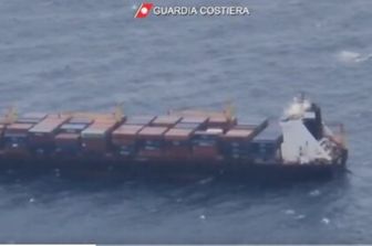 collisione in mare tra cargo liberiano e portacontainer portoghese