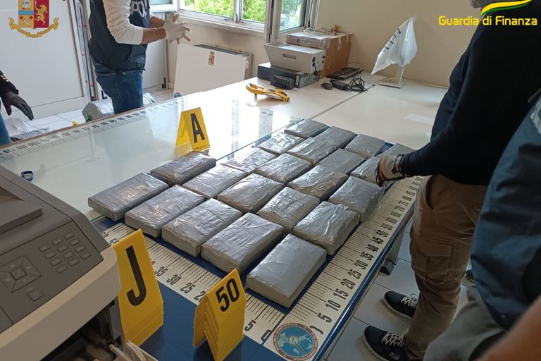 Maxi-sequestro di cocaina al porto di Ravenna, oltre 150 kg trovati su una nave cargo